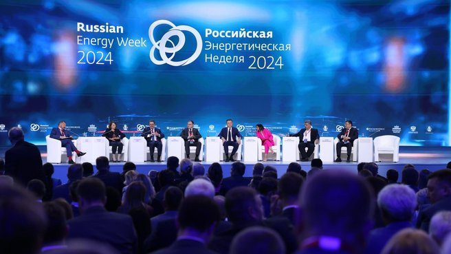 Александр Новак провёл панельную сессию "Мировая энергетика как основа экономического роста и благоп...